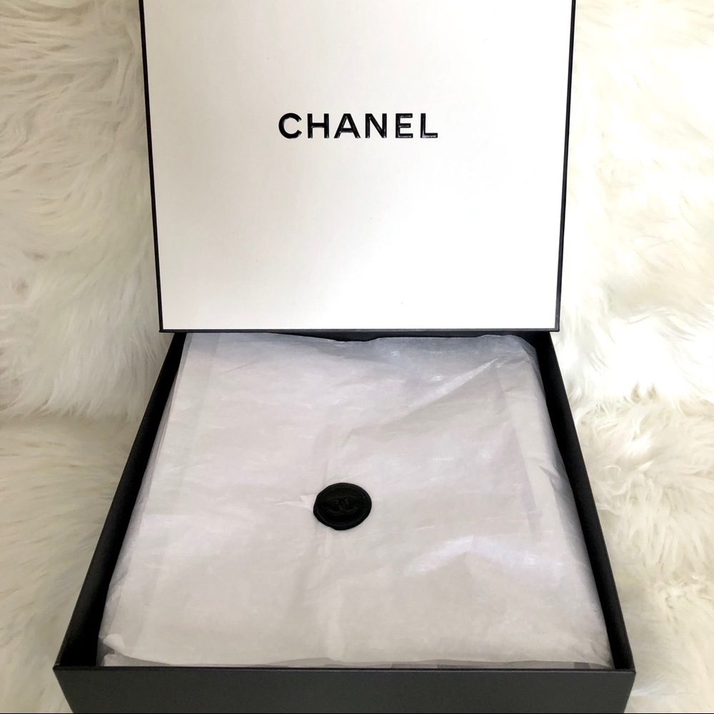 Chanel Gift Box - Picture 3 of 5
